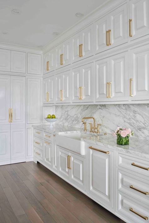 White and gold French-inspired kitchen with white cabinets, gold accents, marble countertops, and marble backsplash. Design by Rae Duncan Interior Design, Chicago, IL. Luxury White Kitchens, Luxury Kitchen Design White, Classic House Interior, White Kitchen Ideas Modern, White And Gold Kitchen, Kitchen French, Inspiration Interior Design, Elegant Kitchen Design, Classic Kitchen Design