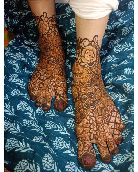 This mehndi design does not leave any gap and completely covers the feets with various motifs and patterns. This looks lovely on any bride. Leg Mehendi Design, Front Mehndi Design, Leg Mehndi, Mehndi Designs Bridal Hands, Legs Mehndi Design, Mehndi Designs For Kids, Simple Mehndi Designs Fingers, Very Simple Mehndi Designs, Modern Mehndi Designs