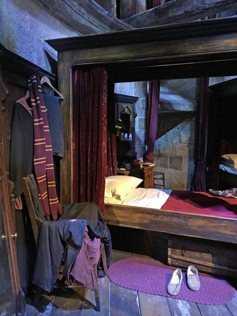 Pin for Later: Here's Why the Harry Potter Studio Tour Should Be on Your Bucket List Harry Potter Dorm, Gryffindor Dorm, Hogwarts Dorm, Harry Potter Bathroom, Gryffindor Common Room, Harry Potter Dolls, Potter Studio, Harry Potter Studio Tour, Gryffindor Aesthetic