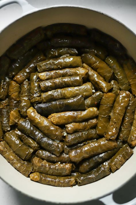 Lebanese warak enab - Cardamom and Tea Lebanese Grape Leaves, How To Freeze Asparagus, Warak Enab, Freezing Asparagus, Middle East Recipes, Spiced Beef, Egyptian Food, Beef And Rice, Eastern Cuisine