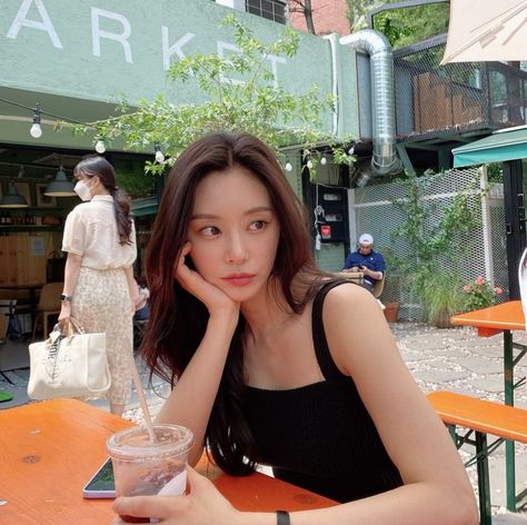 K-Actress Lee Joobin, Lee Joo Bin, Money Heist Korea, Lee Sang Yi, Characters From Books, Shin Se Kyung, Bee Bee, Korea Beauty, Money Heist