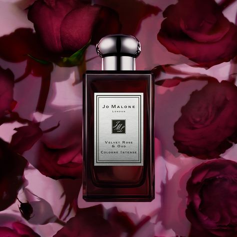 An atmosphere of decadent romance would be impossible to imagine without scent and rose has been the fragrance associated with this mood for centuries. Jo Malone London’s ‘Velvet Rose & Oud’ blends Damask rose with the smoky, heady fragrance of oud; the ideal backdrop to a sumptuous room glowing with candles. Jo Malone London Perfume, Jo Malone Perfume, Oud Perfume, Oud Wood, Fragrances Perfume Woman, Perfume Collection Fragrance, Velvet Rose, Rose Perfume, Damask Rose