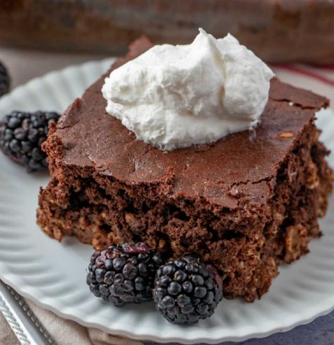 The taste of brownies is now an acceptable breakfast. This brownie baked oatmeal is really loaded with oats and yogurt. Go ahead and make some, I dare you! Brownie Baked Oatmeal, Banana Baked Oatmeal, Baked Oatmeal Recipes, Oatmeal Recipe, Chocolate Oatmeal, No Bake Brownies, Baked Oats, Delicious Pumpkin, Chocolate Craving