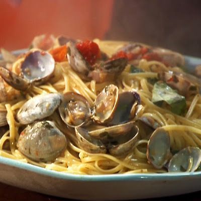 Linguini and Clams in Cherry Tomato Sauce - Rachel Ray Red Clam Sauce, Old Spaghetti Factory, Clam Sauce Recipe, Spaghetti Factory, Clam Sauce, Cherry Tomato Sauce, Cherry Tomato Pasta, Tomato Pasta, Cherry Tomato