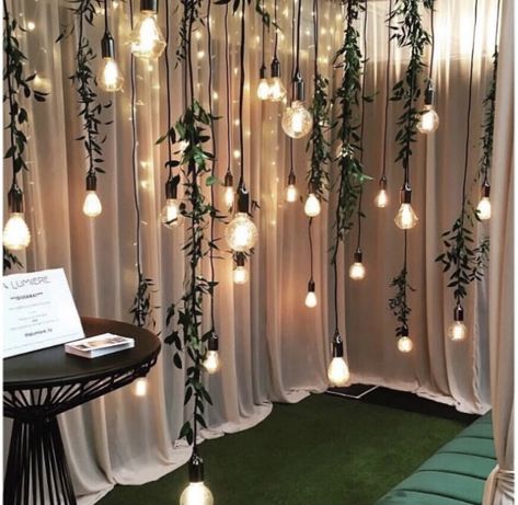 Sweet Table Backdrop Ideas, Selfie Point Ideas For Garden, Rustic Wedding Photo Backdrop, Enchanted Forest Photo Booth, Head Table Backdrop Wedding, Wedding Backdrop Reception Head Table, Banquet Decoration Ideas, Wedding Flower Wall Backdrop, Photo Backdrop Outdoor