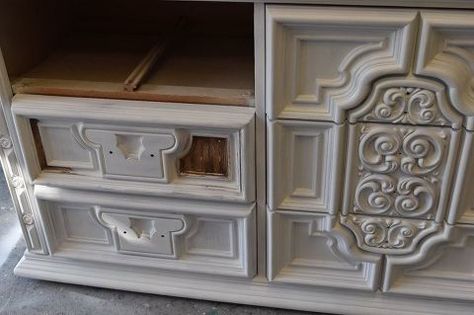 updating a crappy 1970 s ornate dresser lots of tips and how to s , diy, how to, painted furniture Paint Plastic Drawers, 70s Dresser, Cedar Headboard, Ornate Dresser, Chalk Paint Chairs, Repurpose Furniture, Antique Side Table, Painted Drawers, Favorite Paint Colors