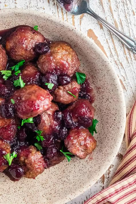 Juicy Cranberry Turkey Meatballs - Jillian's Healthful Eats Christmas Open House Menu, Meatballs With Cranberry Sauce, Turkey Cranberry Meatballs, Christmas Party Potluck, Christmas Potluck Dishes, Christmas Eve Lunch, Best Turkey Meatballs, Snacks Party Ideas, Christmas Appetizer Ideas