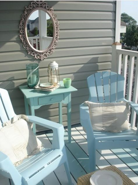 Plastic Patio Chairs, Traditional Porch, Strand Decor, Apartment Patio Decor, Apartment Patio, Beach Cottage Style, Porch Design, Pretty Decor, Outdoor Patio Decor