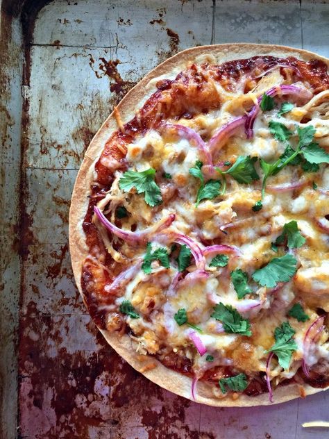 The easiest recipe for BBQ Chicken Tortilla Pizzas! | mountainmamacooks.com Bbq Chicken Tortilla, Chicken Tortilla Pizza, Tortilla Pizzas, Pizza Tortilla, Easy Bbq Chicken, Healthy Breakfast Muffins, Tortilla Pizza, Bbq Chicken Pizza, Crockpot Breakfast