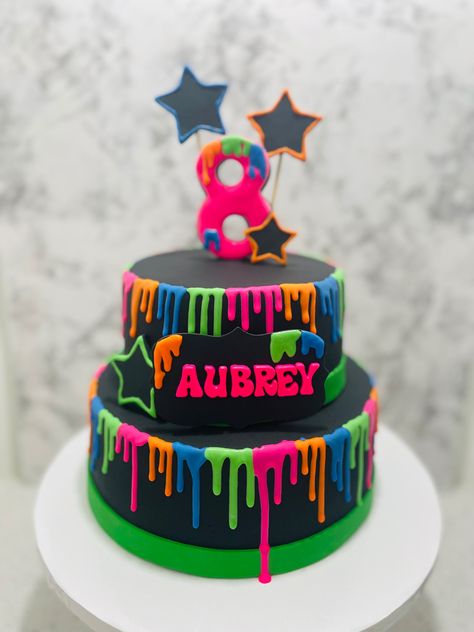 Glow In The Dark Cake Ideas, Glow In The Dark Cake, Neon Birthday Cakes, Dark Cake, Beach Birthday Cake, Neon Cakes, Glow Birthday Party, Neon Birthday, Glow Birthday