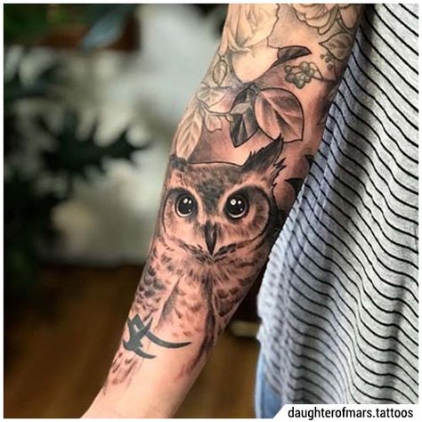 Women’s Owl Tattoo, Shoulder Back Tattoos For Women, White Owl Tattoo, Owl Forearm Tattoo, Realistic Owl Tattoo, Owl Tattoo Sleeve, Tattoo Mafia, Owl Tattoo Drawings, Around Arm Tattoo