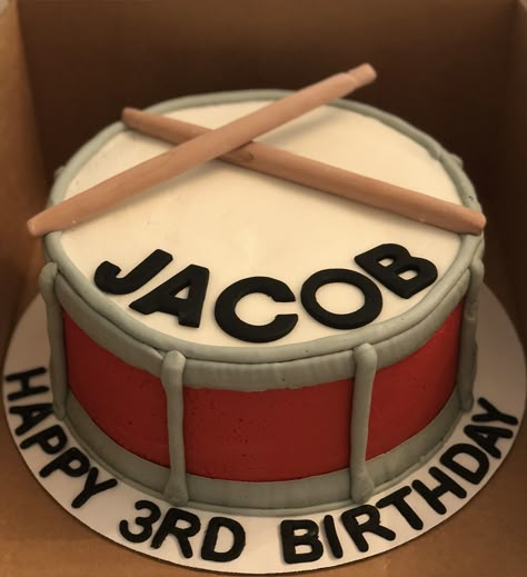 Drum cake with fondant drum sticks Cake Drums Design, Snare Drum Cake Ideas, Drum Theme Cake, Drum Kit Birthday Cake, Drum Cake Birthday, Drum Kit Cake, Snare Drum Cake, Birthday Cakes Without Fondant, Drum Smash Cake