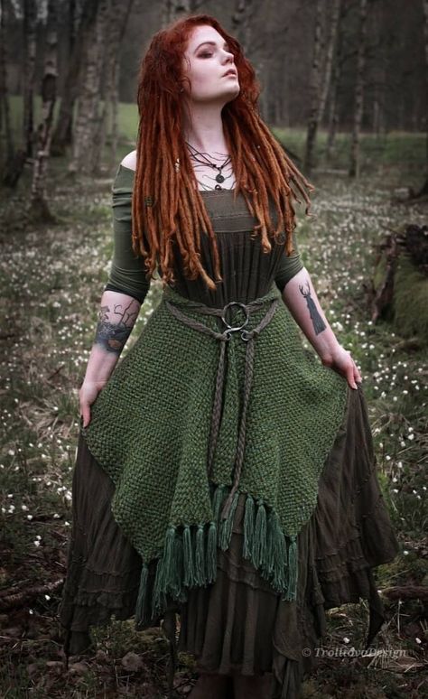 Crochet Viking Dress, Druid Diy Costume, Viking Clothes Aesthetic, Druid Inspired Outfit, Vikingcore Fashion, Ren Faire Druid Costume, Viking Aesthetic Woman Outfit, Druid Outfit Aesthetic, Hobbit Clothes Women