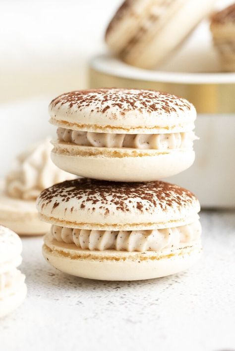 Tiramisu Macarons - Mildly Meandering Easy Macaron Recipe, Tiramisu Macarons, Tiramisu Mascarpone, Macaron Pistache, Macarons Recipe Easy, French Macaroon Recipes, Toasted Meringue, Homemade Vanilla Pudding, Kue Macaroon