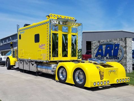 LargeCarsMafia™ on Instagram: “Check Out This Sweet Looking Peterbilt 389 Owned By Chris/Ruth Smith W/192" ARI Legacy Sleeper Sitting On 380" Factory Wheel Base From…” Custom Lifted Trucks, 6x6 Truck, Customised Trucks, Peterbilt 389, Trucks Chevy, Southern Pride, Custom Big Rigs, Large Truck, Show Trucks