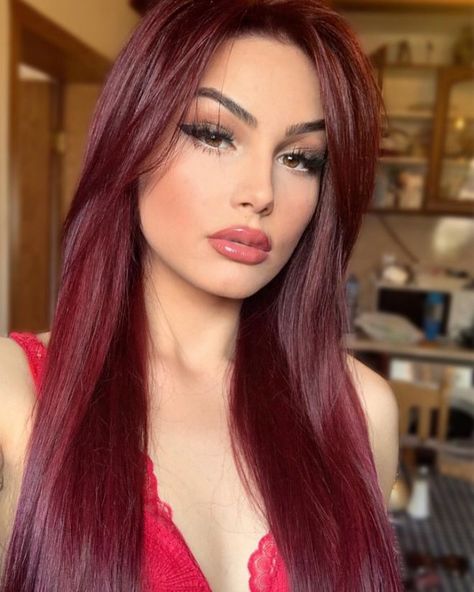 Red Hair And Makeup, Pelo Color Borgoña, Pelo Color Vino, Burgandy Hair, Makeup Glasses, Wine Hair Color, Hair Color Plum, Wine Hair, Red Hair Inspo