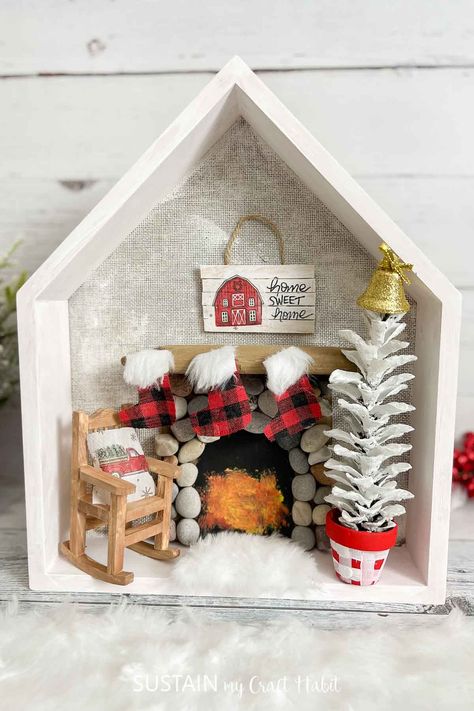 If you want to create a shadow box house, nothing is cozier than this home sweet home Christmas house. Diy Mini Wood House, Mini Christmas Scene Diy, Christmas Diy House, Christmas Shadow Box Ideas Diy, Diy House Craft, Christmas In A Box Ideas, Shadow Box Craft Ideas, Shadow Box Christmas Diy, Diy Decorative Boxes Ideas