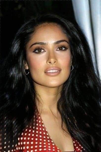 Salma Hayek Hair, Eyeliner Inspiration, Salma Hayek Style 90s, 90s Makeup Look, Salma Hayek Style, Selma Hayek, Smokey Eyeliner, Spanish Woman, Long Black Hair