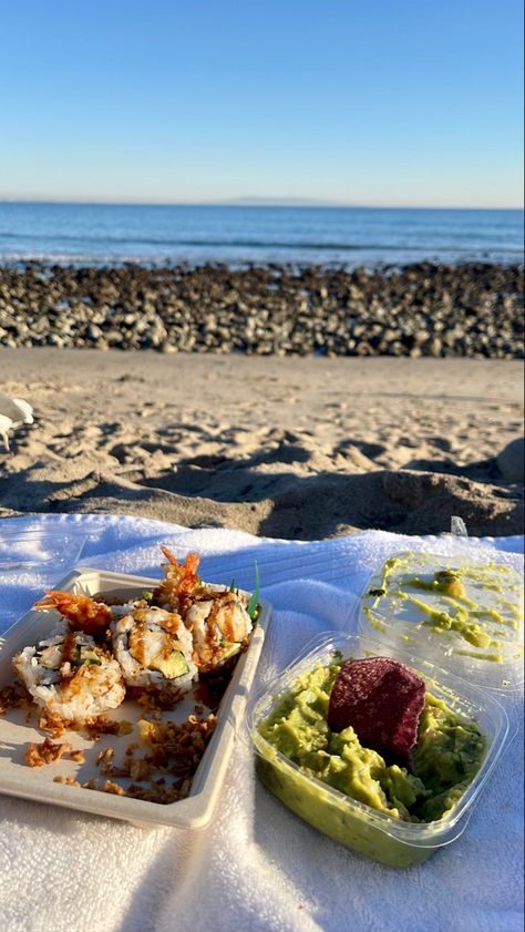 Foods To Take To The Beach, Food To Eat At The Beach, Beach Snack, Best Snacks For The Beach, Beach Snack Hacks, Food Beach Aesthetic, Beach Snack Ideas, Beach Day Snacks, Beach Foods