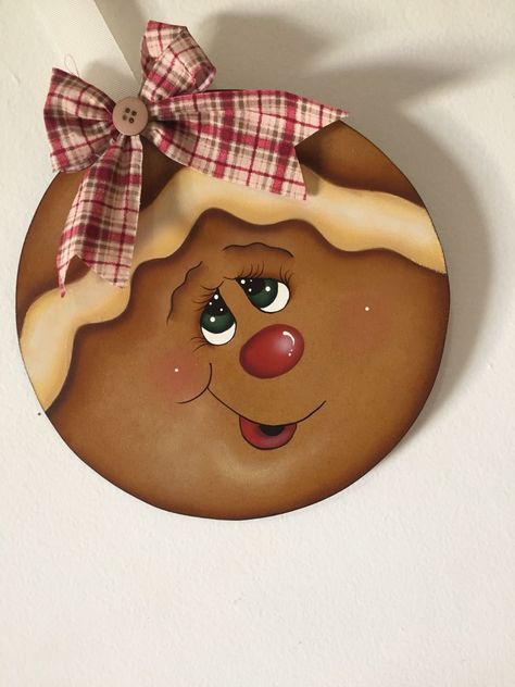 Gingerbread Faces Painting, Diy Christmas Candy, Christmas Decorations Centerpiece, Gingerbread Decor, Gingerbread People, Fake Bakes, Halloween Wood Crafts, Gingerbread Crafts, Gingerbread Christmas Decor