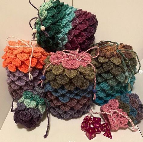 *Il s'agit d'un modèle numérique au crochet, et non d'un produit physique.* Il s'agit d'un modèle au crochet pour fabriquer un sac de dés œuf de dragon personnalisable en utilisant un point d'écailles pour imiter les écailles de dragon. Il existe cinq tailles de sacs assorties à celles vendues dans ma boutique, ainsi qu'une option de sac à crayons et une option de plateau à dés. Ils peuvent être personnalisés pour avoir n'importe quelle taille souhaitée en largeur et en hauteur. - N'importe quel Dice Bag Crochet Pattern, Pencil Crochet, Dragon Motif, Bag Crochet Pattern, Dragon Scales, Bag Pattern Free, Crochet Dragon, Dice Tray, Crochet Leaves