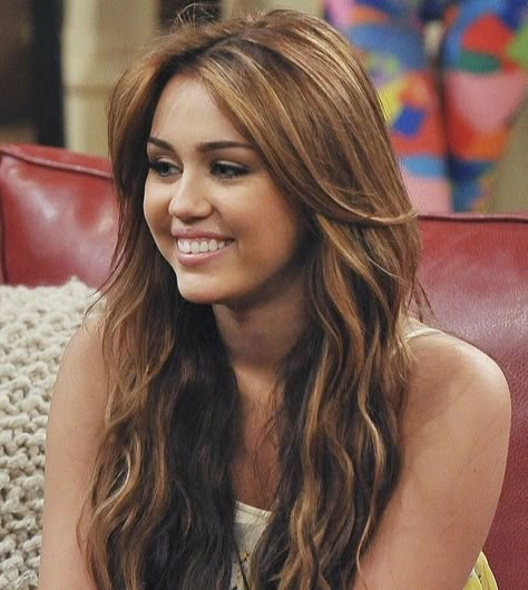 Miley Hair, Hannah Montana Costume, Miley Cyrus Hannah Montana, Miley Cyrus Photoshoot, Smiley Miley, Miley Stewart, Brown Hair Inspo, Hannah Montana, Miley Cyrus