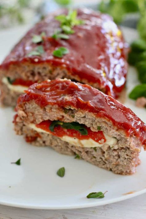 Mozzarella Stuffed Meatloaf, Pizza Meatloaf, Meatloaf Stuffed, Traditional Meatloaf Recipes, Cheesy Meatloaf, Easy Comfort Food Dinners, Cheese Stuffed Meatloaf, Leftover Meatloaf, Traditional Meatloaf