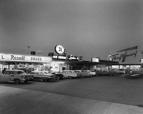 Encino shopping center (1961) Black And White Photography Ideas, Encino California, Old Los Angeles, Canoga Park, Strip Mall, Valley Girl, California History, San Fernando Valley, Vintage Los Angeles