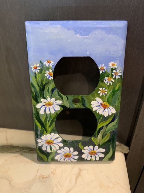 Painted Plug Covers, Lightswitch Ideas Painting Aesthetic, Painted Light Switch Plates Aesthetic, Outlet Cover Painting Ideas Aesthetic, Painted Lightswitch Cover, Light Switch Painting Ideas Easy, Outlet Painting Ideas Easy, Light Switch Covers Diy Paint Aesthetic, Light Switch Painting Ideas