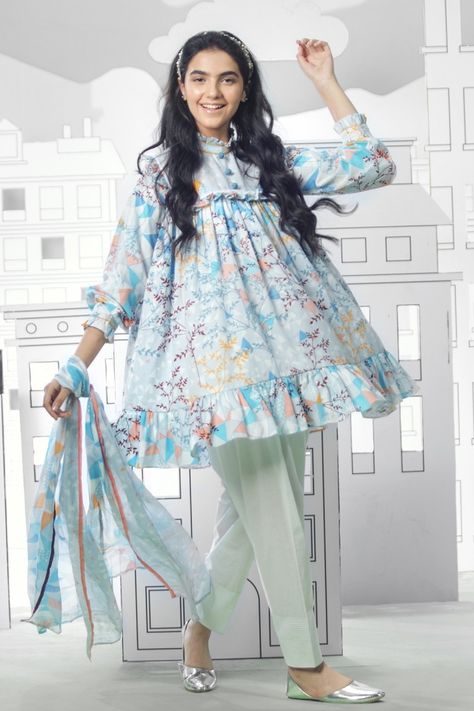 Lawn Short Frocks Design, Lawn Frock Design, Pakistani Summer Dresses, Lawn Frock, Frock Designs For Girl, Simple Kurta, Short Frocks, Short Frock, Girls Dresses Sewing