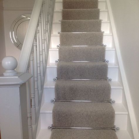 Use Stair Treads Carpet And Keep Your Stair Clean! - Decorifusta Stairs Runners, Small Hallway Decorating, Grey Stair Carpet, Carpet Diy, Carpet Staircase, Gray Stairs, Staircase Runner, Escalier Design, Hallway Inspiration