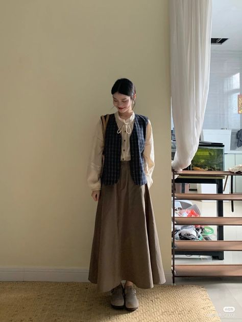 Florist Outfit Style, Korean Vest Outfit, Women Modest Outfits, Hijab Skirt, A Line Skirt Outfits, Autumn Korean Fashion, Modest Girly Outfits, Minimalist Fashion Women, Cute Modest Outfits