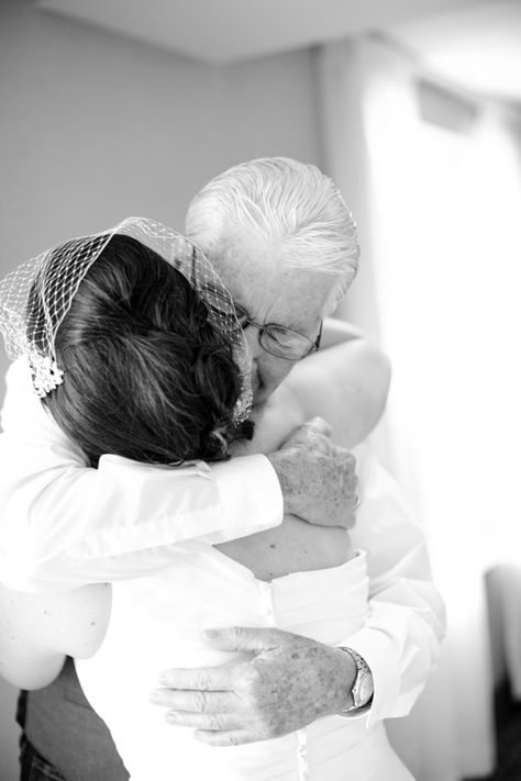 These Parent First Look Photos Will Make You Want to Call Up Mom & Dad Wedding Parents, Father Daughter Wedding, Minimal Wedding Dress, Minimal Photo, Virginia Wedding Photographer, Wedding Engagement Photos, Photo Wedding, Father Daughter, Virginia Weddings