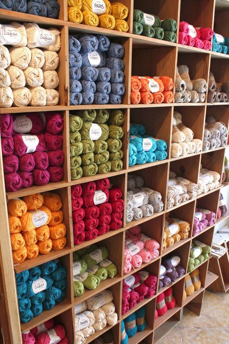 Fabric Shop Display, Yarn Display, Seed Craft, Knitting Room, Yarn Creations, Wool Fashion, Yarn Organization, Yarn Storage, Thread & Yarn