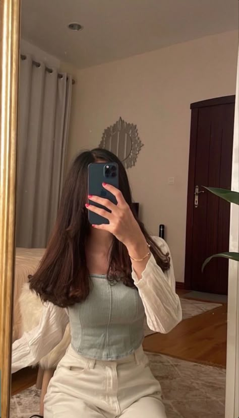 Reign Fashion, Beautiful Casual Dresses, Medium Length Haircut, Aesthetic Grunge Outfit, Love Natural, Girly Images, Fashion Design Clothes, Cute Selfie Ideas, Pretty Selfies