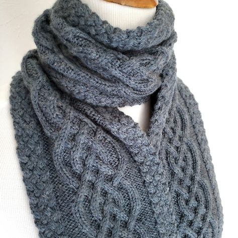 Celtic Cable Scarf - v e r y p i n k . c o m - knitting patterns and video tutorials Celtic Scarf, Knitting Tricks, Celtic Braid, Cable Scarf, Braided Scarf, Knitted Slippers Pattern, Knitting Patterns Free Scarf, Cable Knit Scarf, Knitting Paterns