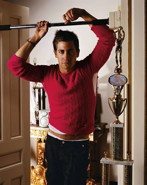 Jake Gyllenhaal, 2004. There’s that tummy again 🔪 Red Sweater Outfit Men, V Neck Jumper Outfit, Jake Gyllenhaal Shirtless, Sweater Outfit Men, Red Sweater Outfit, Jake G, Michael Thompson, Berlin Film Festival, V Neck Jumper