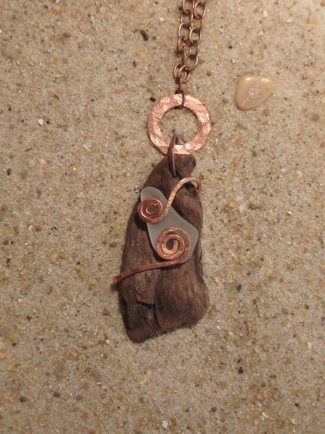 Driftwood Pendant, Copper Jewelry Diy, Wood Jewelery, Driftwood Jewelry, Wire Wrap Jewelry Designs, White Sea Glass, Sea Glass Pendant, Wire Wrapping Stones, White Sea