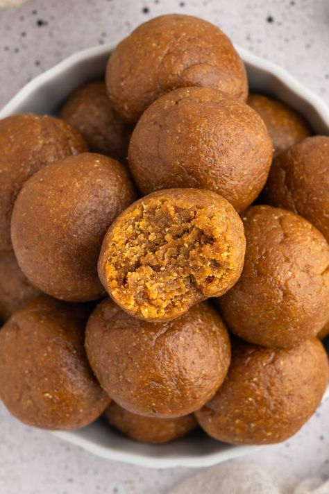 Dish full of pumpkin protein balls. Pumpkin Protein Balls, Protein Balls Healthy, Pumpkin Pie Protein, Pumpkin Protein, Coconut Protein, Packed Lunch, Protein Balls, Collagen Protein, Protein Cookies