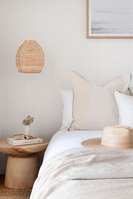 Beachouse Bedroom Ideas, Beachy Neutral Bedroom, Beach Apt Decor, Neutral Beach Aesthetic Home, Minimalistic Beach Bedroom, California Beach House Bedroom, Beach Apartment Bedroom, Minimalist Bedroom Beach, Beach Home Bedroom Ideas