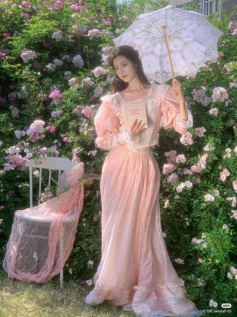 Princesscore Outfits, Princesscore Aesthetic, Spring Fairy, Pose Fotografi, Fairy Aesthetic, Character Poses, Fairy Princesses, Spring Aesthetic, Pose Reference Photo