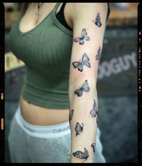 Tato Idea, Wanderlust Tattoos, Butterflies Tattoos, Butterfly Sleeve Tattoo, Christmas Tattoos, Tattoo Bar, Minimal Tattoo Designs, Minimal Tattoo Ideas, Tribute Tattoos