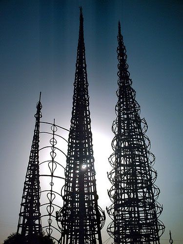 Watts Towers - If and when I ever get to LA, I'd love to go see these towers. Watts Towers, Surealism Art, Outsider Artists, Organic Architecture, Chicano Art, Red Art, California Homes, Outsider Art, Tattoo Idea