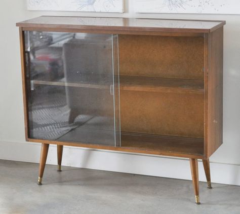 Vintage Mid-Century Modern Sideboard Before and After • visual heart creative studio Mid Century Modern China Cabinet, Retro Furniture Makeover, Mid Century Bar Cabinet, Sideboard Makeover, Mid Century Modern Bookshelf, Mid Century Modern Bookcase, Mid Century Modern Cabinets, Bookcase Makeover, Mid Century Bookcase