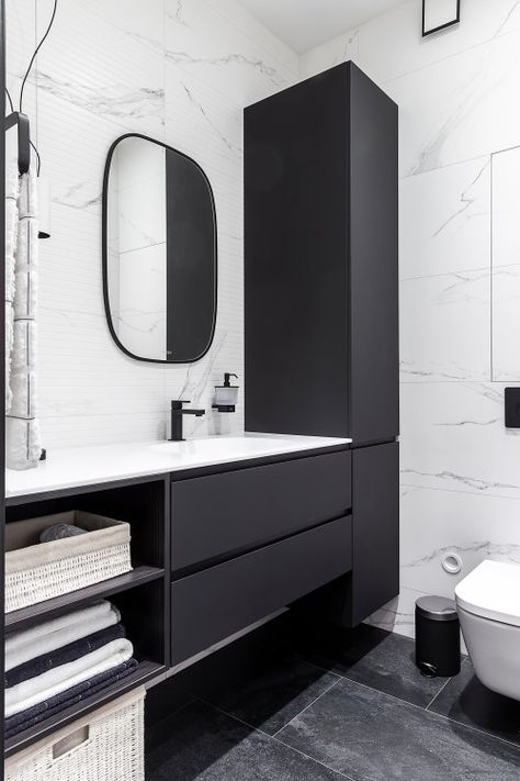 Black And White Marble Bathroom, White Marble Bathrooms, Black And White Bathroom, Bathroom Design Black, Black White Bathrooms, White Wall Tiles, White Bathroom Tiles, Black Interior Design, Bathroom Redesign