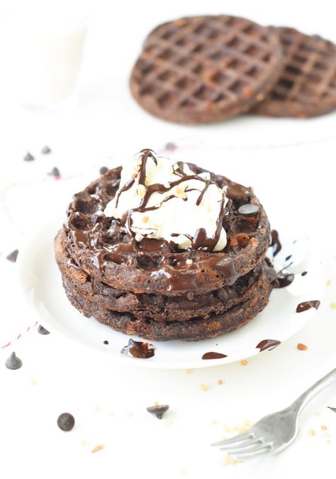 Chocolate Chaffle, Coconut Flour Crepes, Easy Keto Breakfast, Low Carb Waffles, Chaffle Recipe, Honey Chocolate, Ketogenic Desserts, Crispy Waffle, Keto Beef Recipes