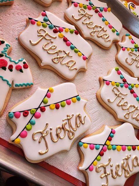 Mexican Sugar Cookies Decorated, Fiesta Cookie Cake, Fiesta Decorated Cookies, Mexican Cookies Decorated, Fiesta Cookies Decorated, Mexican Theme Cookies, Fiesta Birthday Cookies, Fiesta Theme Cookies, Fiesta Sugar Cookies