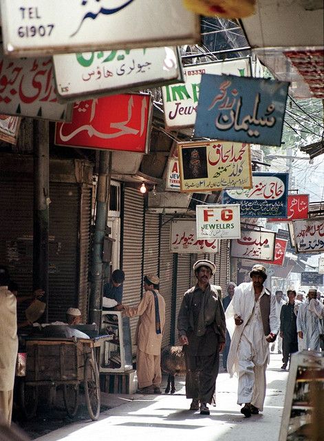 Peshawar bazaar - Pakistan Pakistani Art, Pakistani People, Pakistan Culture, History Of Pakistan, Peshawar Pakistan, Pakistan Travel, Pakistan Zindabad, Indus Valley Civilization, Khyber Pakhtunkhwa