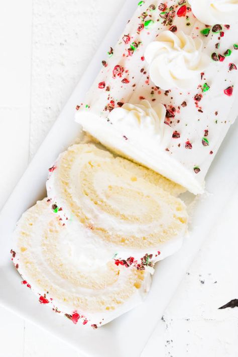 Only 7 ingredients for this gorgeous snow white roll cake with white chocolate mousse filling. The secret? Cake mix and 2-ingredient mousse filling! Rolled Cake, Chocolate Mousse Filling, Mousse Filling, Cake With White Chocolate, Cake Rolls, Dump Cakes, Cake Roll Recipes, White Chocolate Mousse, Decadent Chocolate Cake