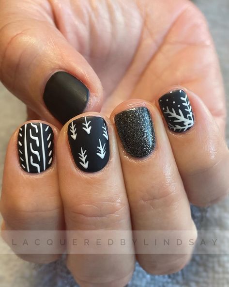 Deer Antler Nail Design, Nails Between Thanksgiving And Christmas, Antler Nail Art, Hunting Nail Ideas, Finger Nails Design, Hunting Nail Designs, Western Christmas Nails, January Nails Winter, Mountain Nail Art